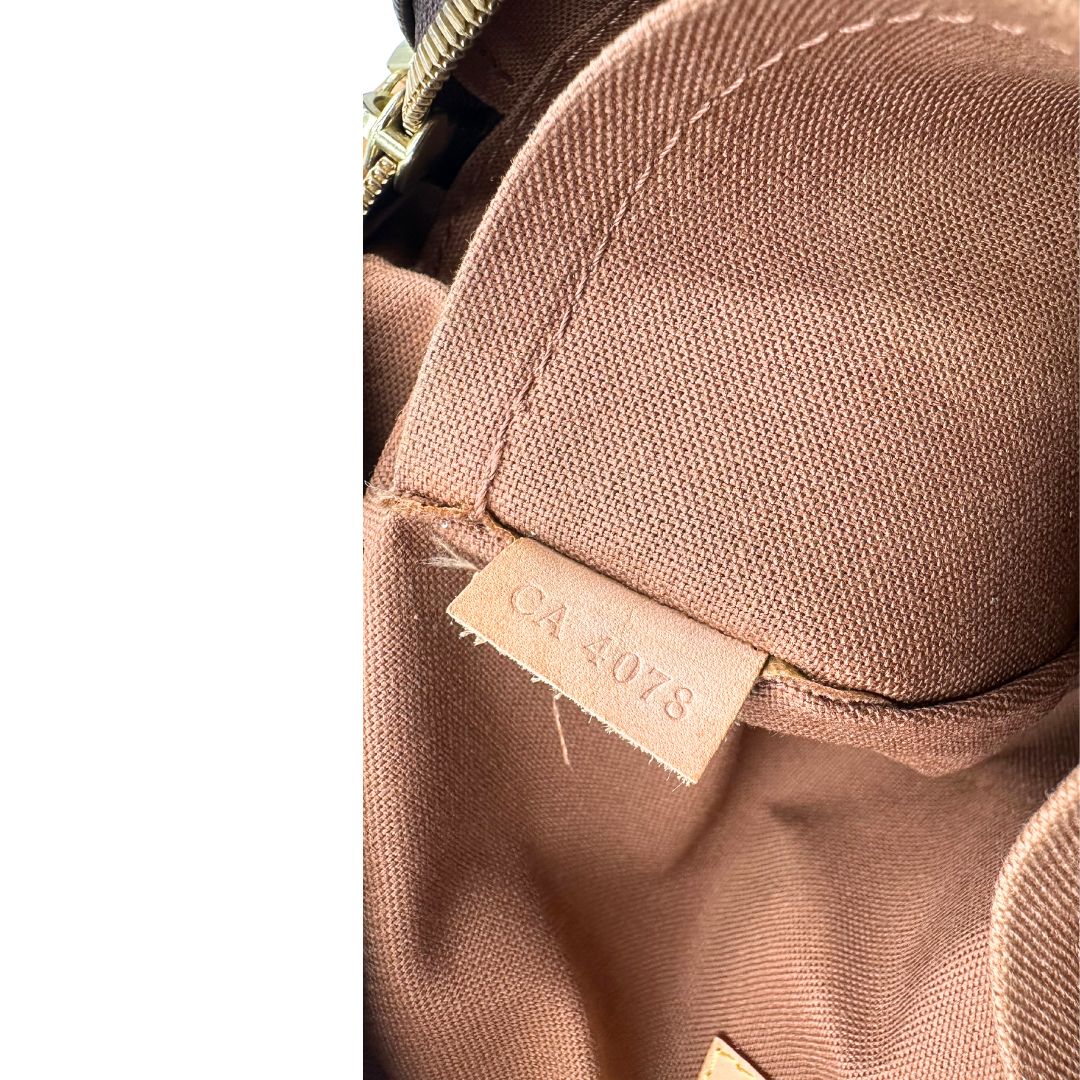 Codice di una Borsa Louis Vuitton in canvas marrone monogram con finiture in vacchetta naturale e parti metalliche dorate; munita di due manici e una tracolla in tessuto regolabile. Completa di dustbag. Originale, usata, di lusso, in ottime condizioni.