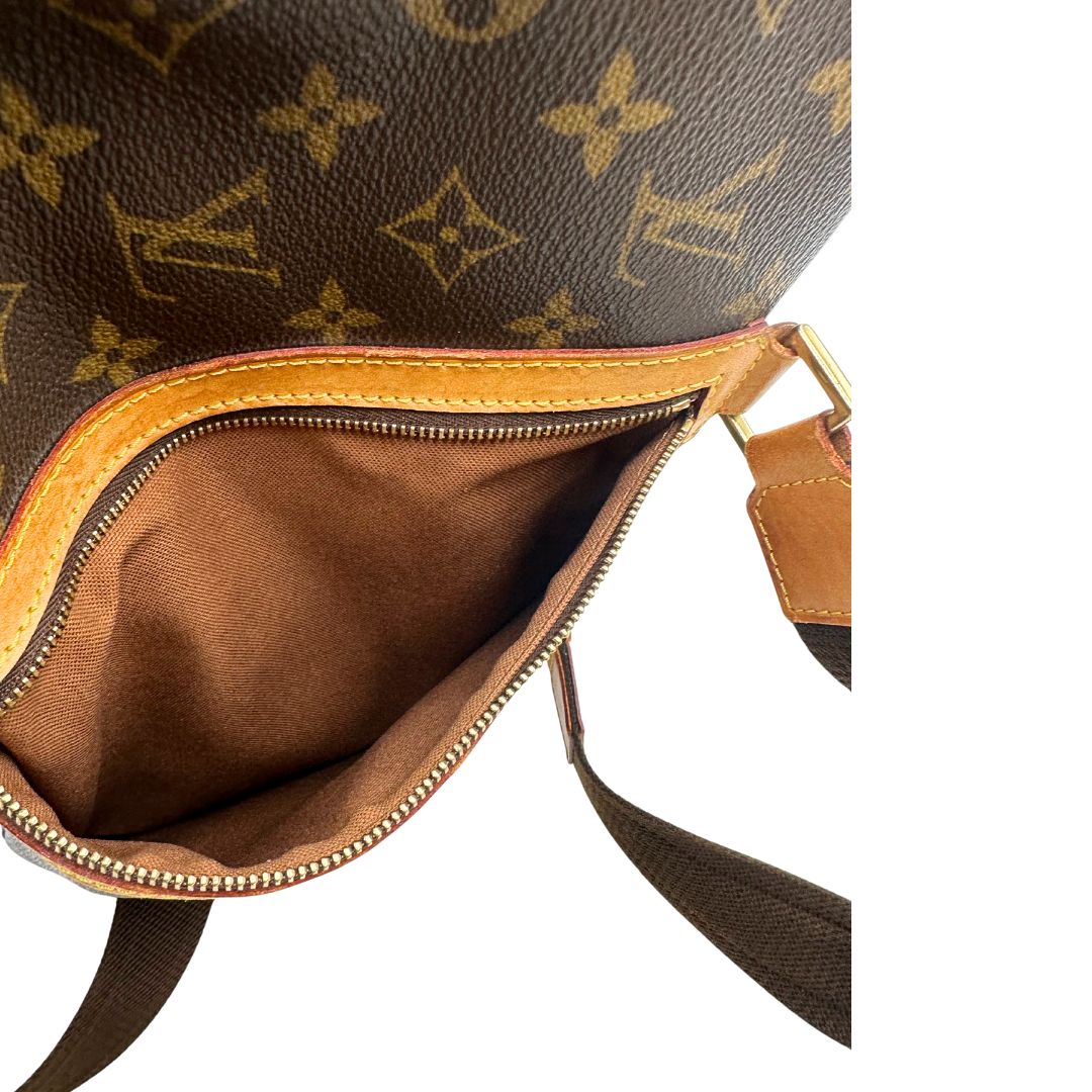 Tasca estrna di una Borsa Louis Vuitton in canvas marrone monogram con finiture in vacchetta naturale e parti metalliche dorate; munita di due manici e una tracolla in tessuto regolabile. Completa di dustbag. Originale, usata, di lusso, in ottime condizioni.