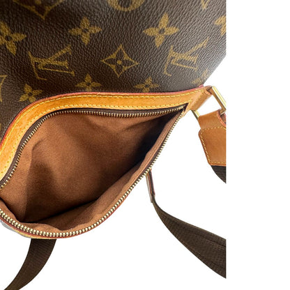 Tasca estrna di una Borsa Louis Vuitton in canvas marrone monogram con finiture in vacchetta naturale e parti metalliche dorate; munita di due manici e una tracolla in tessuto regolabile. Completa di dustbag. Originale, usata, di lusso, in ottime condizioni.