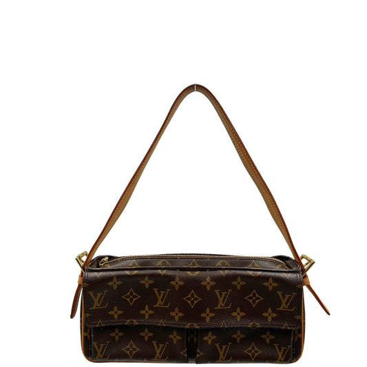 front  Borsa Louis Vuitton in canvas marrone monogram con finiture in vaccheta naturale e parti metalliche dorate; munita di un manico singolo leggermente regolabile, indossabile a spalla. Completa di dustbag, di lusso, originale, ottime condizioni, usata.