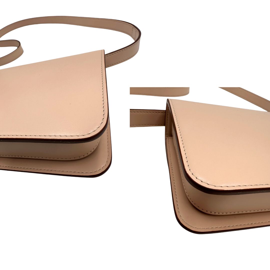 angoli Borsa Cartier in pelle liscia rosa cipria con parti metalliche in oro chiaro; munita di una tracolla in pelle e impreziosita da doppie C sul front. Completa di dustbag, di lusso, originale, ottime condizioni. 