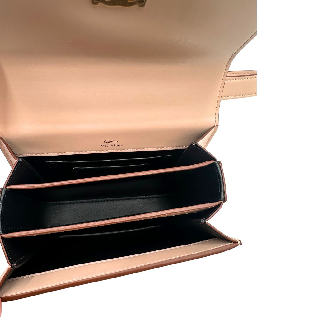 interno Borsa Cartier in pelle liscia rosa cipria con parti metalliche in oro chiaro; munita di una tracolla in pelle e impreziosita da doppie C sul front. Completa di dustbag, di lusso, originale, ottime condizioni. 