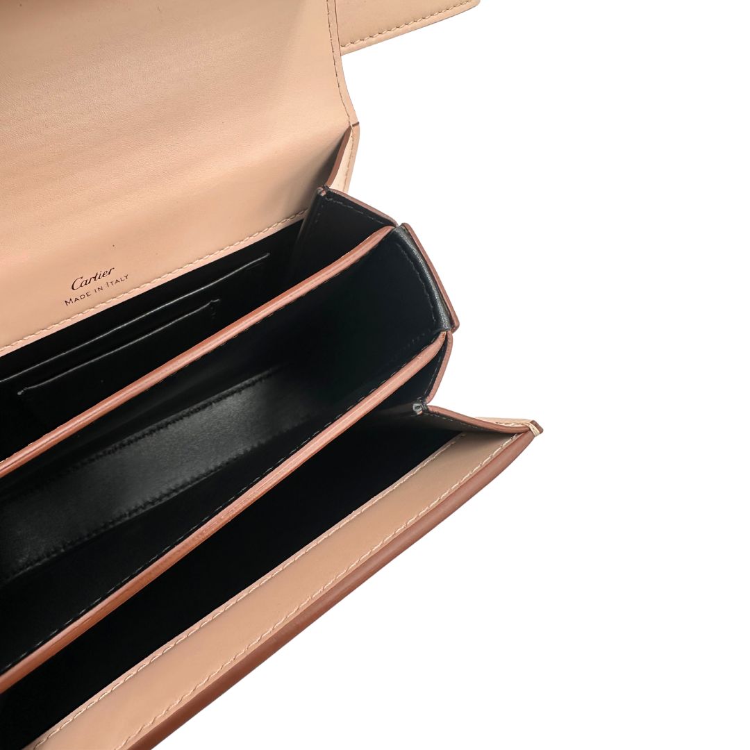 interno Borsa Cartier in pelle liscia rosa cipria con parti metalliche in oro chiaro; munita di una tracolla in pelle e impreziosita da doppie C sul front. Completa di dustbag, di lusso, originale, ottime condizioni. 