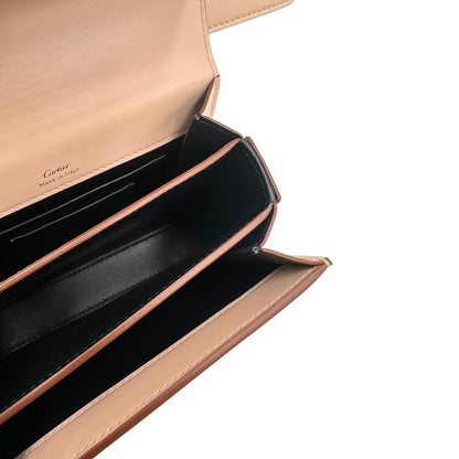 interno Borsa Cartier in pelle liscia rosa cipria con parti metalliche in oro chiaro; munita di una tracolla in pelle e impreziosita da doppie C sul front. Completa di dustbag, di lusso, originale, ottime condizioni. 