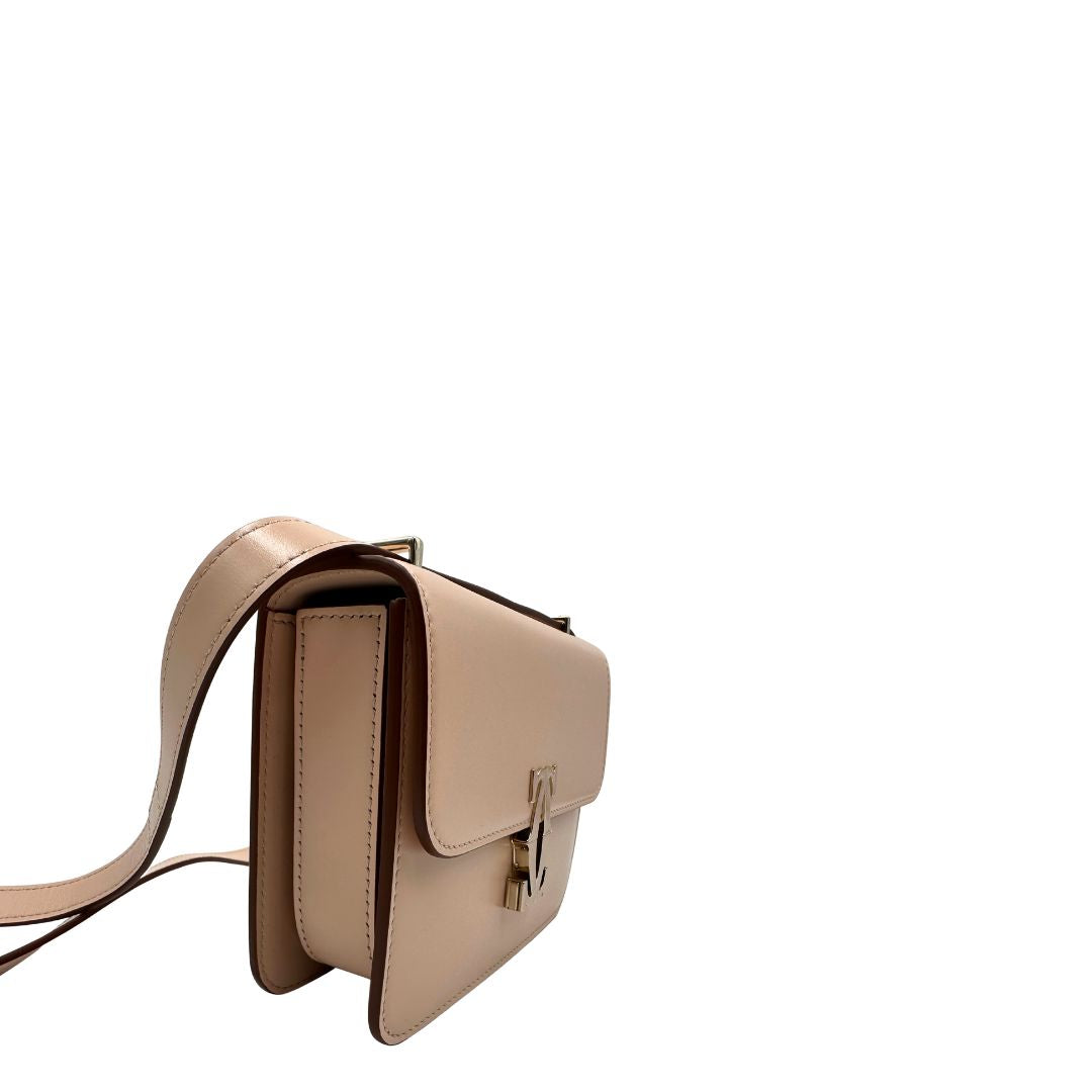 lato Borsa Cartier in pelle liscia rosa cipria con parti metalliche in oro chiaro; munita di una tracolla in pelle e impreziosita da doppie C sul front. Completa di dustbag, di lusso, originale, ottime condizioni. 