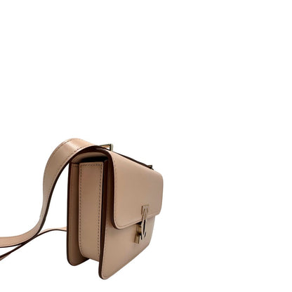 lato Borsa Cartier in pelle liscia rosa cipria con parti metalliche in oro chiaro; munita di una tracolla in pelle e impreziosita da doppie C sul front. Completa di dustbag, di lusso, originale, ottime condizioni. 