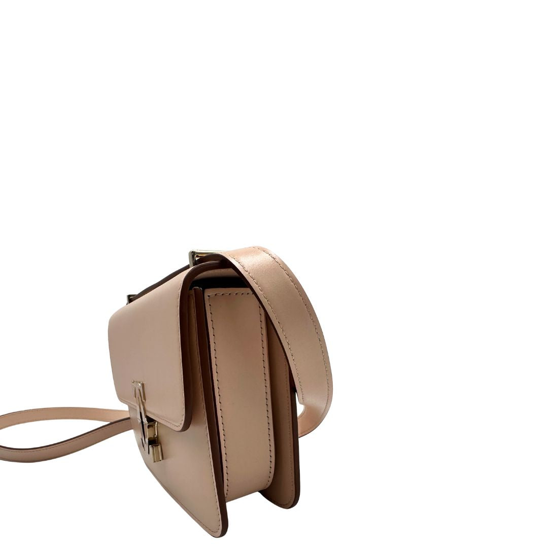 lato Borsa Cartier in pelle liscia rosa cipria con parti metalliche in oro chiaro; munita di una tracolla in pelle e impreziosita da doppie C sul front. Completa di dustbag, di lusso, originale, ottime condizioni. 