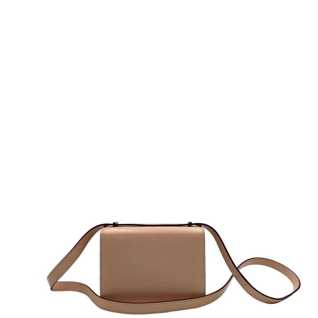 retro Borsa Cartier in pelle liscia rosa cipria con parti metalliche in oro chiaro; munita di una tracolla in pelle e impreziosita da doppie C sul front. Completa di dustbag, di lusso, originale, ottime condizioni. 