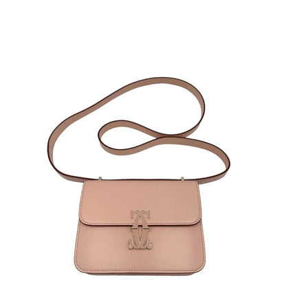 Borsa Cartier in pelle liscia rosa cipria con parti metalliche in oro chiaro; munita di una tracolla in pelle e impreziosita da doppie C sul front. Completa di dustbag, di lusso, originale, ottime condizioni. 