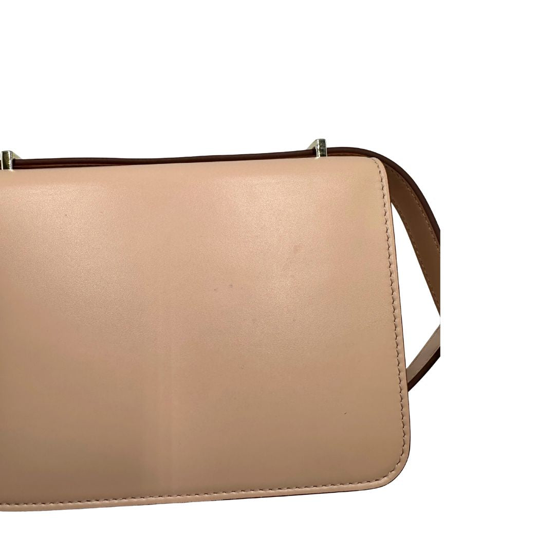 retro Borsa Cartier in pelle liscia rosa cipria con parti metalliche in oro chiaro; munita di una tracolla in pelle e impreziosita da doppie C sul front. Completa di dustbag, di lusso, originale, ottime condizioni. 