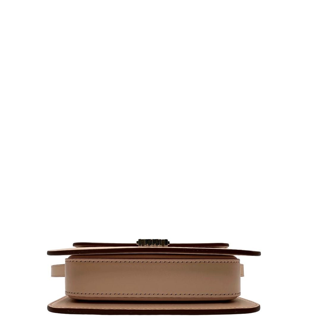 base Borsa Cartier in pelle liscia rosa cipria con parti metalliche in oro chiaro; munita di una tracolla in pelle e impreziosita da doppie C sul front. Completa di dustbag, di lusso, originale, ottime condizioni. 