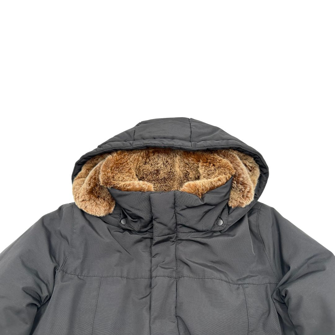 Giubbino Woolrich nero in 60% cotone e 40% nylon con interno in pelliccia, visibile sui polsini e dal cappuccio, di lusso, originale, ottime condizioni.