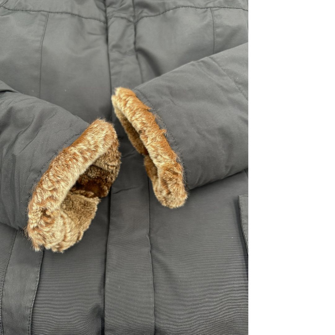 Giubbino Woolrich nero in 60% cotone e 40% nylon con interno in pelliccia, visibile sui polsini e dal cappuccio, di lusso, originale, ottime condizioni.