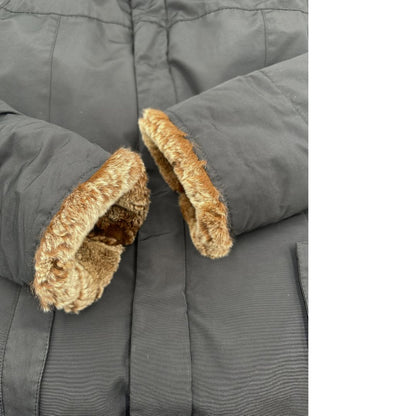 Giubbino Woolrich nero in 60% cotone e 40% nylon con interno in pelliccia, visibile sui polsini e dal cappuccio, di lusso, originale, ottime condizioni.