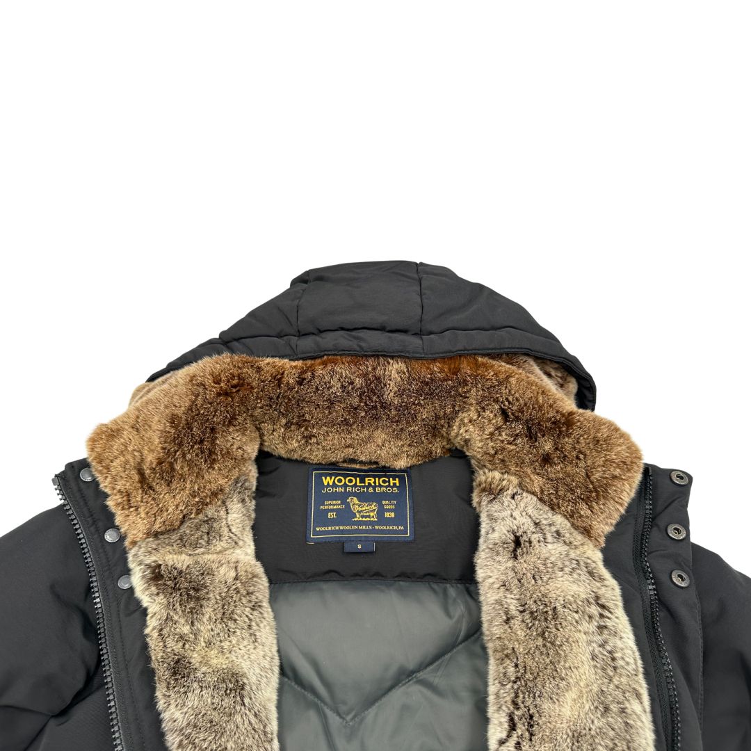 Giubbino Woolrich nero in 60% cotone e 40% nylon con interno in pelliccia, visibile sui polsini e dal cappuccio, di lusso, originale, ottime condizioni.