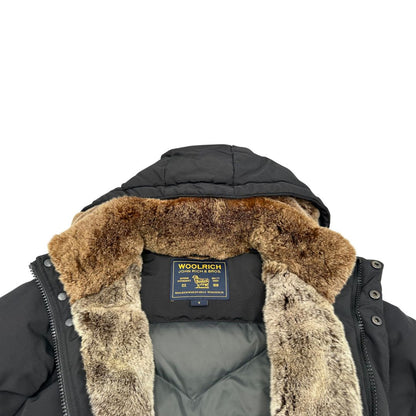 Giubbino Woolrich nero in 60% cotone e 40% nylon con interno in pelliccia, visibile sui polsini e dal cappuccio, di lusso, originale, ottime condizioni.