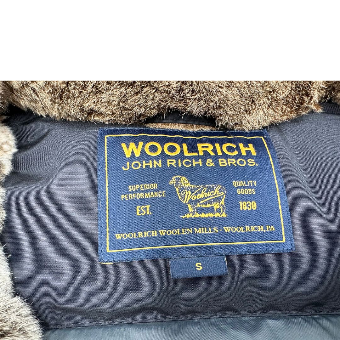 Giubbino Woolrich nero in 60% cotone e 40% nylon con interno in pelliccia, visibile sui polsini e dal cappuccio, di lusso, originale, ottime condizioni.