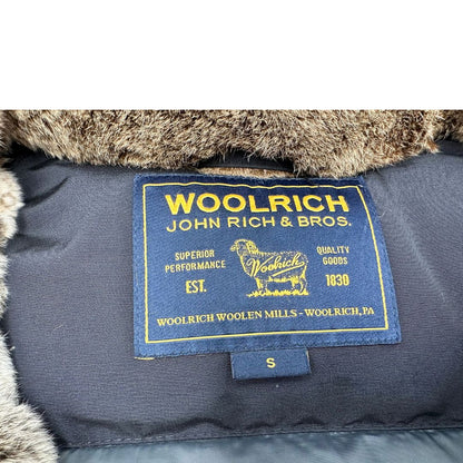 Giubbino Woolrich nero in 60% cotone e 40% nylon con interno in pelliccia, visibile sui polsini e dal cappuccio, di lusso, originale, ottime condizioni.