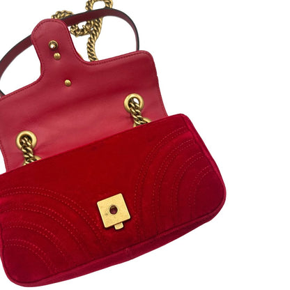 interno Borsa Gucci in velluto rosso con parti metalliche dorate. Tracolla scorrevole con spallaccio in pelle, indossabile a spalla o a tracolla. Completa di dustbag, di lusso, originale, ottime condizioni. 