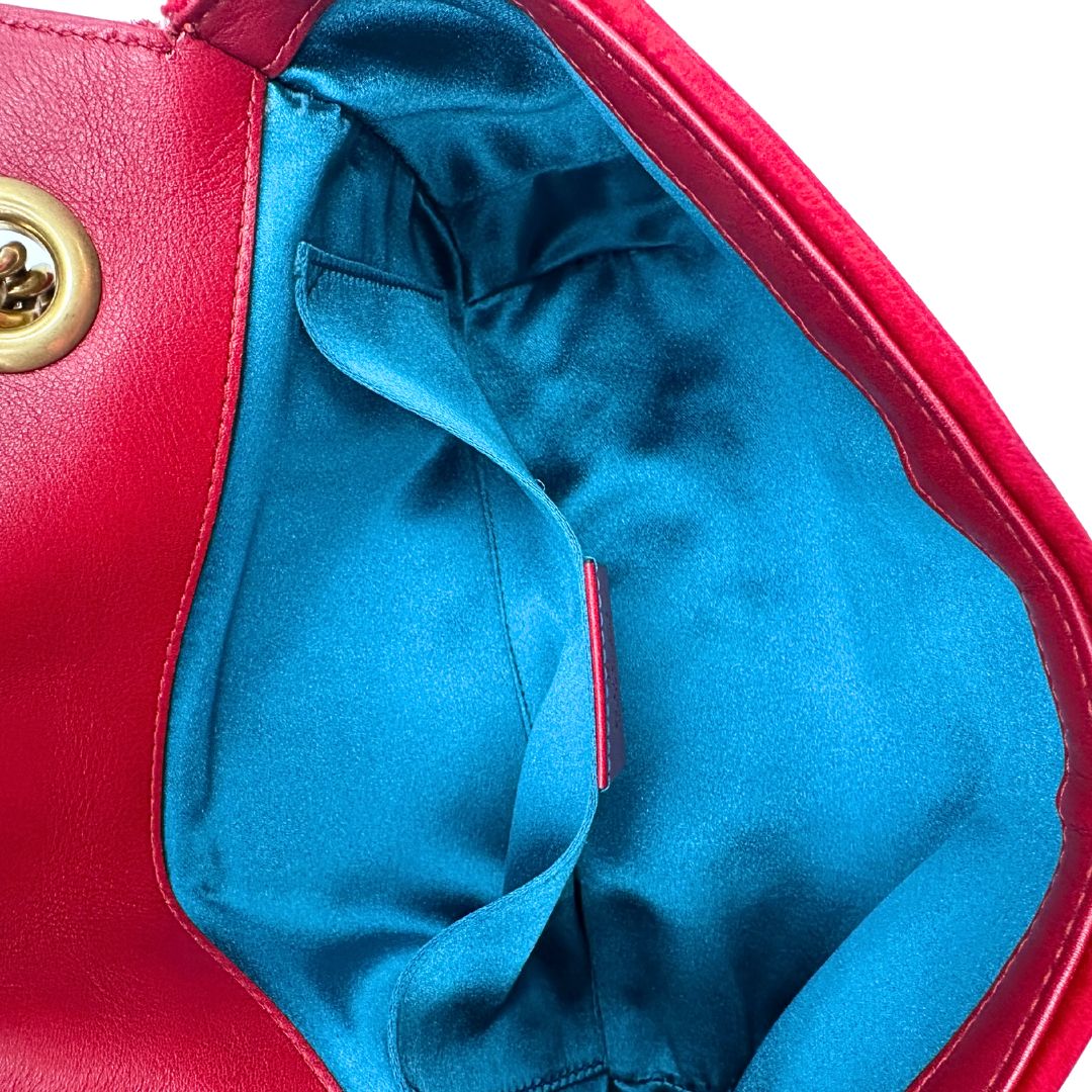 interno Borsa Gucci in velluto rosso con parti metalliche dorate. Tracolla scorrevole con spallaccio in pelle, indossabile a spalla o a tracolla. Completa di dustbag, di lusso, originale, ottime condizioni. 