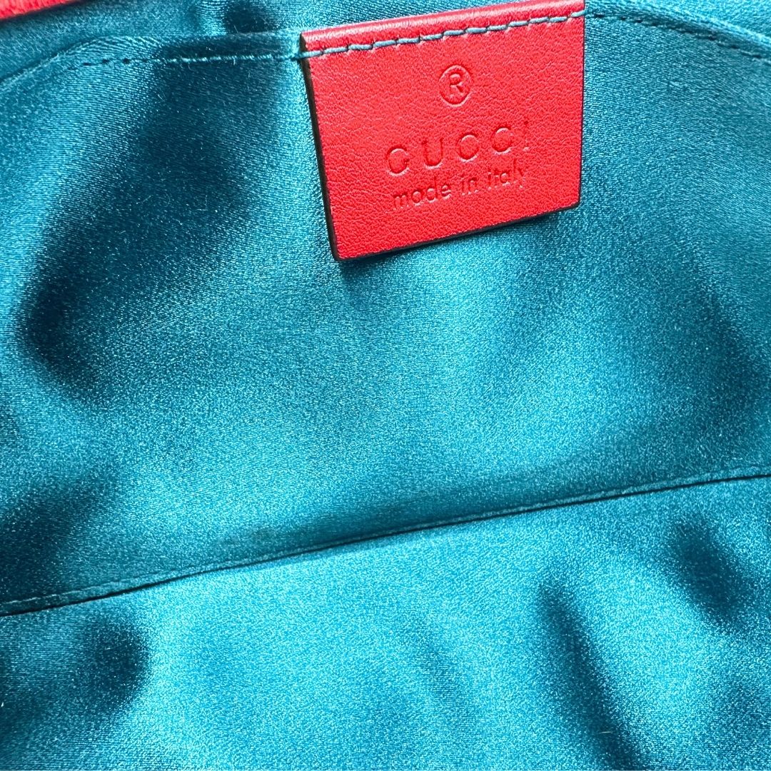 interno Borsa Gucci in velluto rosso con parti metalliche dorate. Tracolla scorrevole con spallaccio in pelle, indossabile a spalla o a tracolla. Completa di dustbag, di lusso, originale, ottime condizioni. 