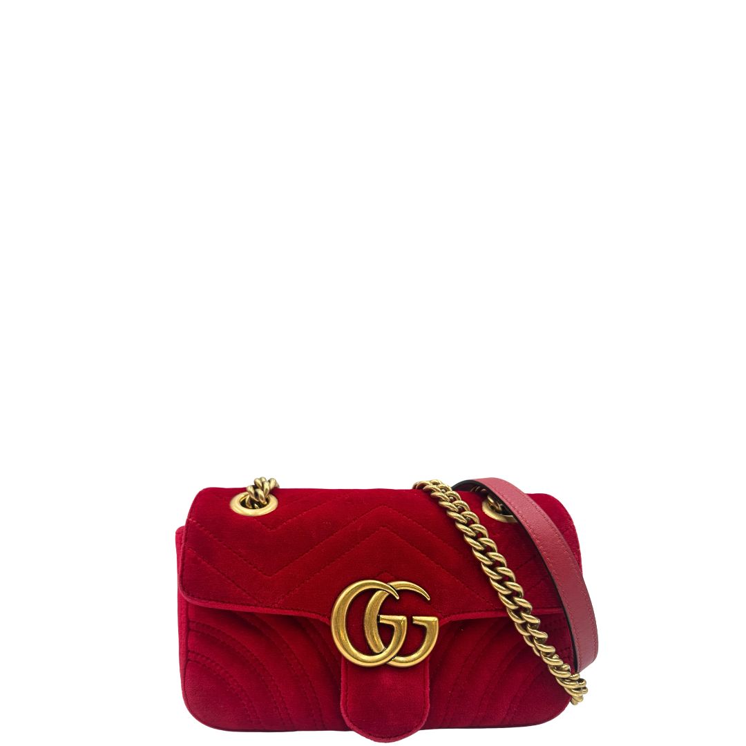front Borsa Gucci in velluto rosso con parti metalliche dorate. Tracolla scorrevole con spallaccio in pelle, indossabile a spalla o a tracolla. Completa di dustbag, di lusso, originale, ottime condizioni. 