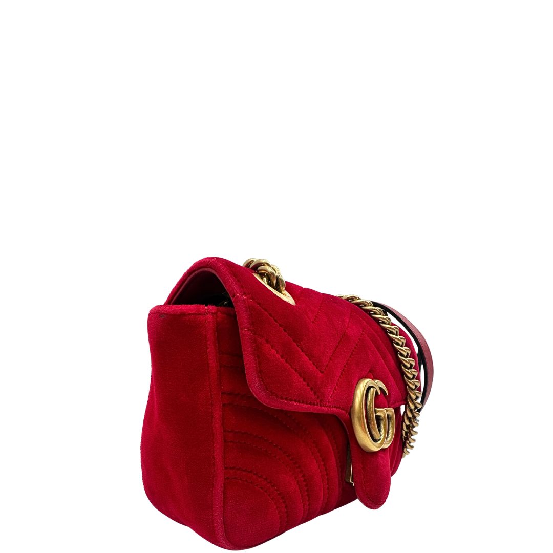 lato Borsa Gucci in velluto rosso con parti metalliche dorate. Tracolla scorrevole con spallaccio in pelle, indossabile a spalla o a tracolla. Completa di dustbag, di lusso, originale, ottime condizioni. 
