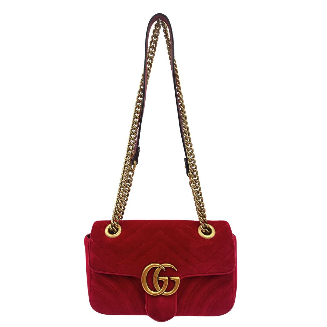 front Borsa Gucci in velluto rosso con parti metalliche dorate. Tracolla scorrevole con spallaccio in pelle, indossabile a spalla o a tracolla. Completa di dustbag, di lusso, originale, ottime condizioni.