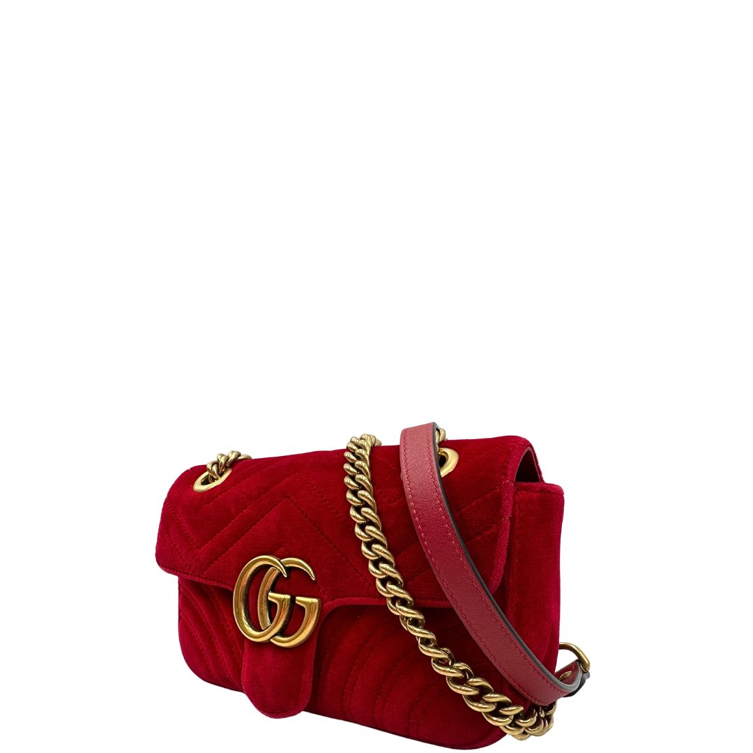 lato Borsa Gucci in velluto rosso con parti metalliche dorate. Tracolla scorrevole con spallaccio in pelle, indossabile a spalla o a tracolla. Completa di dustbag, di lusso, originale, ottime condizioni. 