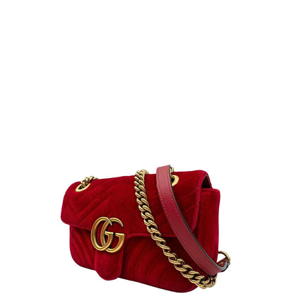 lato Borsa Gucci in velluto rosso con parti metalliche dorate. Tracolla scorrevole con spallaccio in pelle, indossabile a spalla o a tracolla. Completa di dustbag, di lusso, originale, ottime condizioni. 