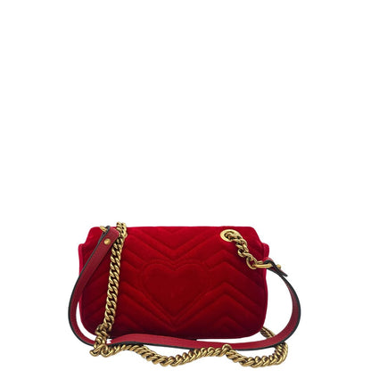 retro Borsa Gucci in velluto rosso con parti metalliche dorate. Tracolla scorrevole con spallaccio in pelle, indossabile a spalla o a tracolla. Completa di dustbag, di lusso, originale, ottime condizioni. 