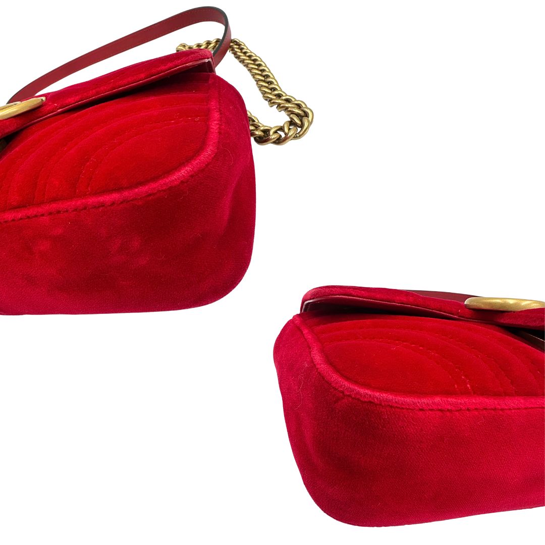 angoli Borsa Gucci in velluto rosso con parti metalliche dorate. Tracolla scorrevole con spallaccio in pelle, indossabile a spalla o a tracolla. Completa di dustbag, di lusso, originale, ottime condizioni. 