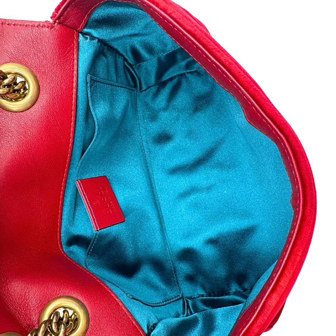 interno Borsa Gucci in velluto rosso con parti metalliche dorate. Tracolla scorrevole con spallaccio in pelle, indossabile a spalla o a tracolla. Completa di dustbag, di lusso, originale, ottime condizioni.  