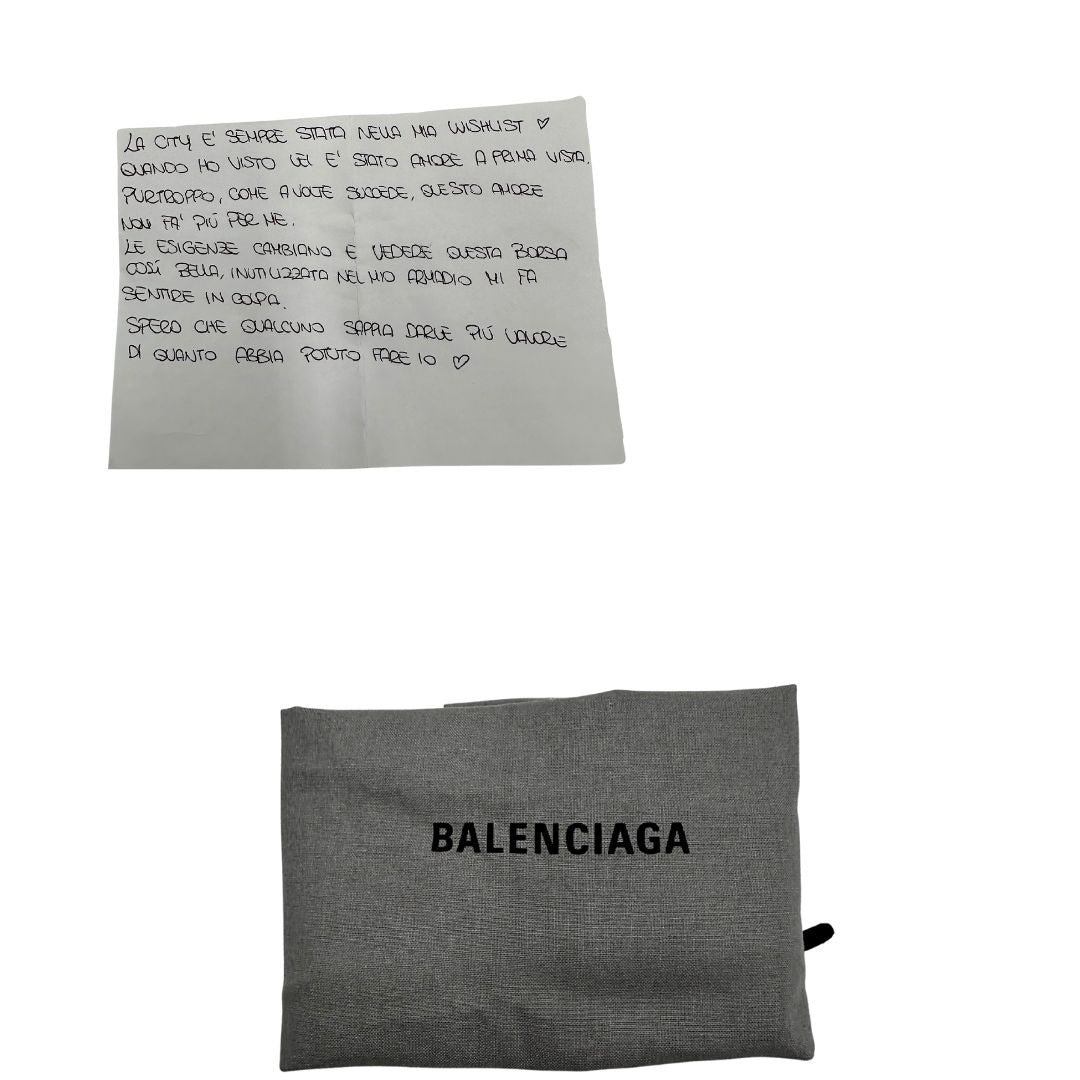 dustbag Borsa Balenciaga in pelle dorata con parti metalliche dorate, impreziosita da borchie con cristalli incastonati; munita di un manico in catena e una tracolla regolabile. Completa di dustbag, di lusso, originale, ottime condizioni. 