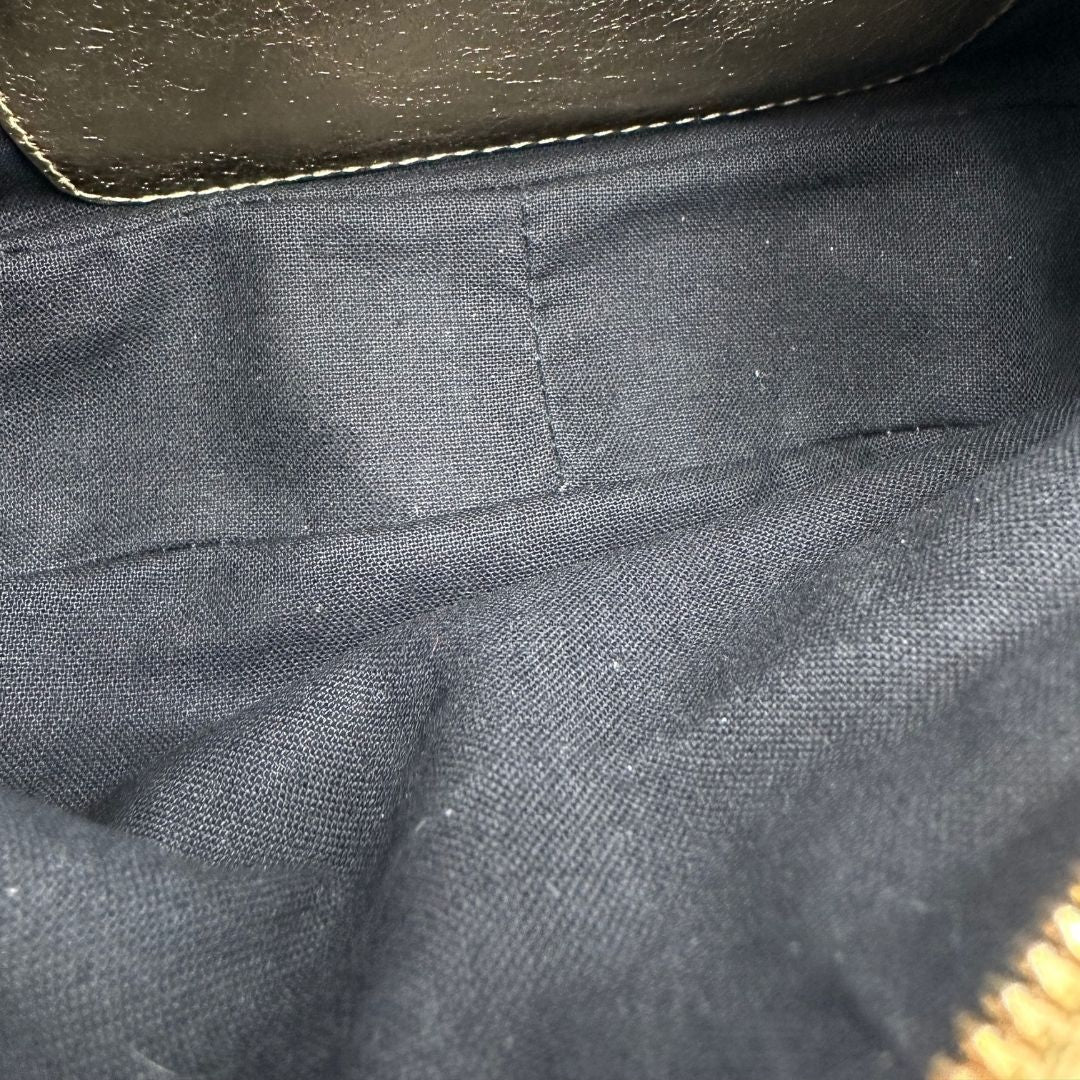 interno Borsa Balenciaga in pelle dorata con parti metalliche dorate, impreziosita da borchie con cristalli incastonati; munita di un manico in catena e una tracolla regolabile. Completa di dustbag, di lusso, originale, ottime condizioni. 