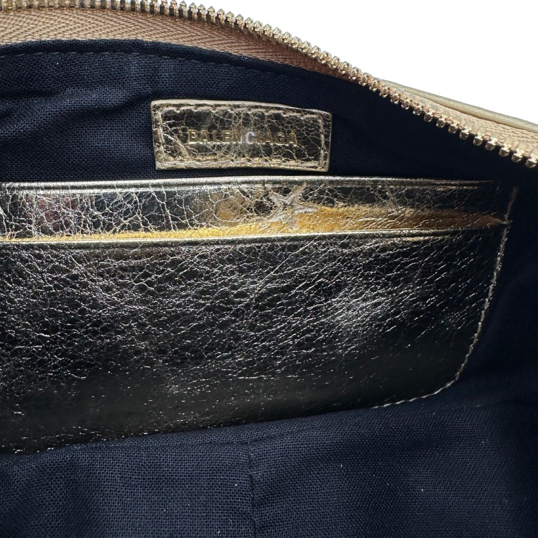 interno Borsa Balenciaga in pelle dorata con parti metalliche dorate, impreziosita da borchie con cristalli incastonati; munita di un manico in catena e una tracolla regolabile. Completa di dustbag, di lusso, originale, ottime condizioni. 