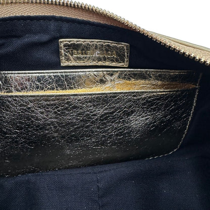 interno Borsa Balenciaga in pelle dorata con parti metalliche dorate, impreziosita da borchie con cristalli incastonati; munita di un manico in catena e una tracolla regolabile. Completa di dustbag, di lusso, originale, ottime condizioni. 