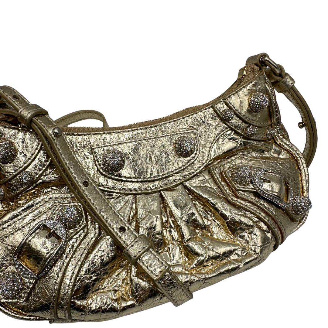 Borsa Balenciaga in pelle dorata con parti metalliche dorate, impreziosita da borchie con cristalli incastonati; munita di un manico in catena e una tracolla regolabile. Completa di dustbag, di lusso, originale, ottime condizioni. 