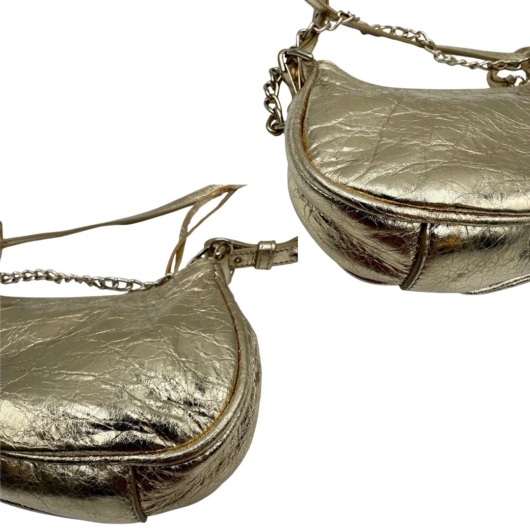 angoli Borsa Balenciaga in pelle dorata con parti metalliche dorate, impreziosita da borchie con cristalli incastonati; munita di un manico in catena e una tracolla regolabile. Completa di dustbag, di lusso, originale, ottime condizioni. 