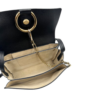 Interno di una Borsa Chloé Faye in pelle martellata nera con parti metalliche dorate, munita di una tracolla regolabile. Impreziosita di una chiusura principale con gancio con l'iconico anello sul davanti, collegato a una piccola catena a moschettone. Indossabile a tracolla .Originale, usata, di lusso, in ottime condizioni.