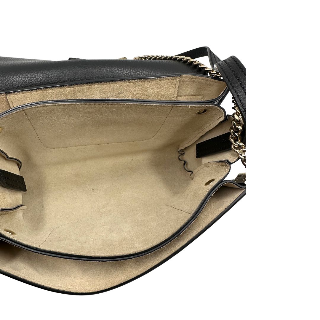 Interno di una Borsa Chloé Faye in pelle martellata nera con parti metalliche dorate, munita di una tracolla regolabile. Impreziosita di una chiusura principale con gancio con l'iconico anello sul davanti, collegato a una piccola catena a moschettone. Indossabile a tracolla .Originale, usata, di lusso, in ottime condizioni.