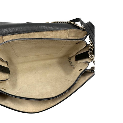 Interno di una Borsa Chloé Faye in pelle martellata nera con parti metalliche dorate, munita di una tracolla regolabile. Impreziosita di una chiusura principale con gancio con l'iconico anello sul davanti, collegato a una piccola catena a moschettone. Indossabile a tracolla .Originale, usata, di lusso, in ottime condizioni.