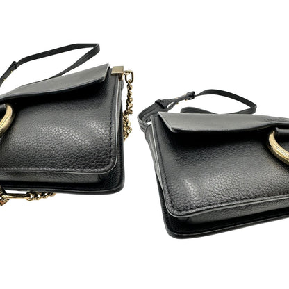 Angoli di una Borsa Chloé Faye in pelle martellata nera con parti metalliche dorate, munita di una tracolla regolabile. Impreziosita di una chiusura principale con gancio con l'iconico anello sul davanti, collegato a una piccola catena a moschettone. Indossabile a tracolla .Originale, usata, di lusso, in ottime condizioni.