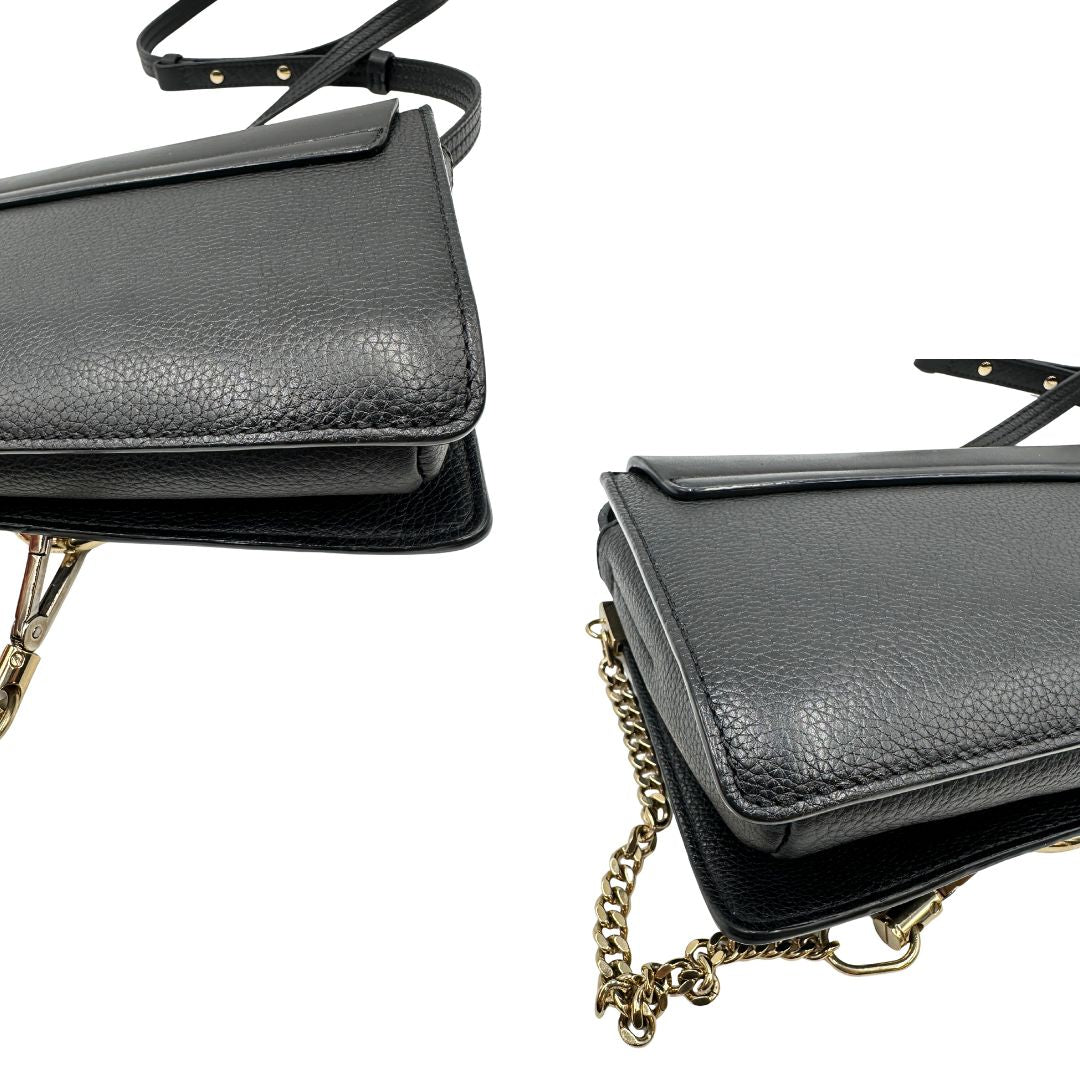 Angoli di una Chloé Faye in pelle martellata nera con parti metalliche dorate, munita di una tracolla regolabile. Impreziosita di una chiusura principale con gancio con l'iconico anello sul davanti, collegato a una piccola catena a moschettone. Indossabile a tracolla .Originale, usata, di lusso, in ottime condizioni.