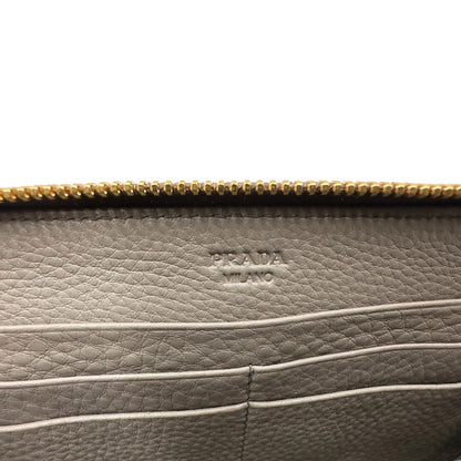 Interno di un Portafoglio Prada in pelle martellata color grigio tortora, con parti metalliche dorate. Originale, usato, di lusso, in ottime condizioni.