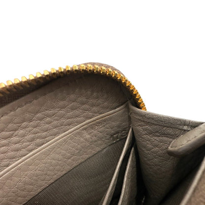 Codice di un Portafoglio Prada in pelle martellata color grigio tortora, con parti metalliche dorate. Originale, usato, di lusso, in ottime condizioni.