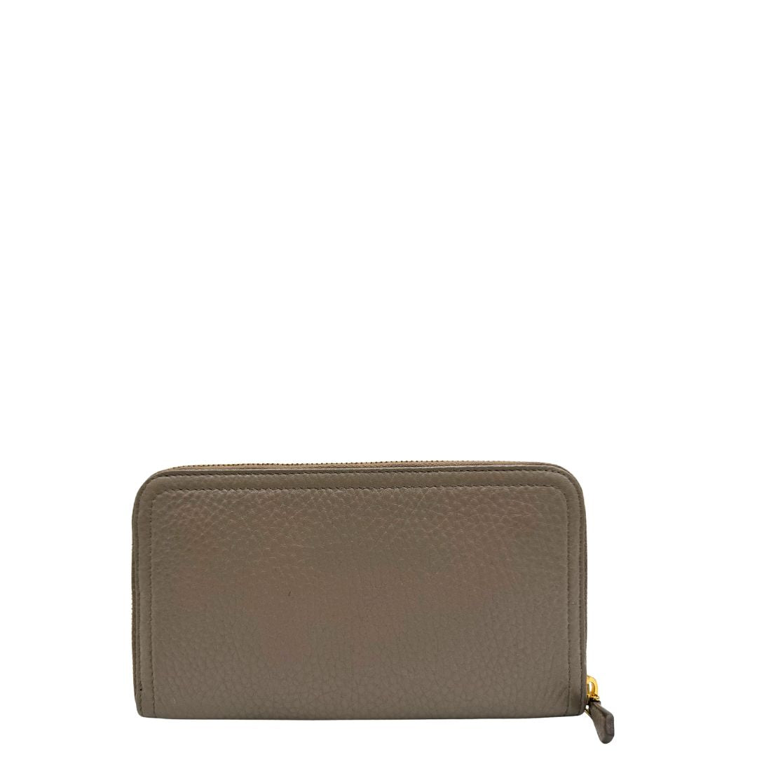 Retro di un Portafoglio Prada in pelle martellata color grigio tortora, con parti metalliche dorate. Originale, usato, di lusso, in ottime condizioni.