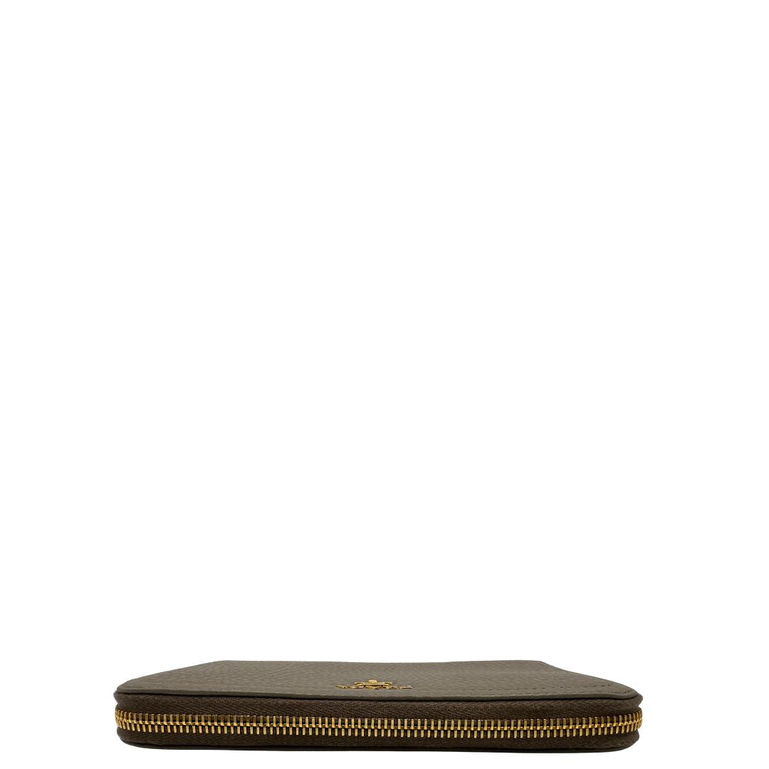 Portafoglio Prada in pelle martellata color grigio tortora, con parti metalliche dorate. Originale, usato, di lusso, in ottime condizioni.