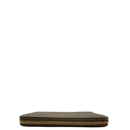 Portafoglio Prada in pelle martellata color grigio tortora, con parti metalliche dorate. Originale, usato, di lusso, in ottime condizioni.