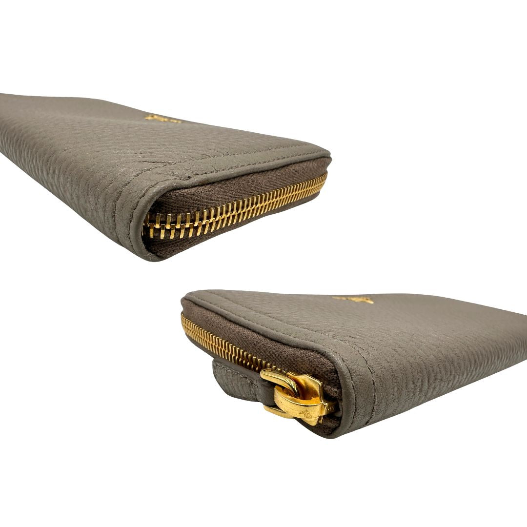 Angoli di un Portafoglio Prada in pelle martellata color grigio tortora, con parti metalliche dorate. Originale, usato, di lusso, in ottime condizioni.